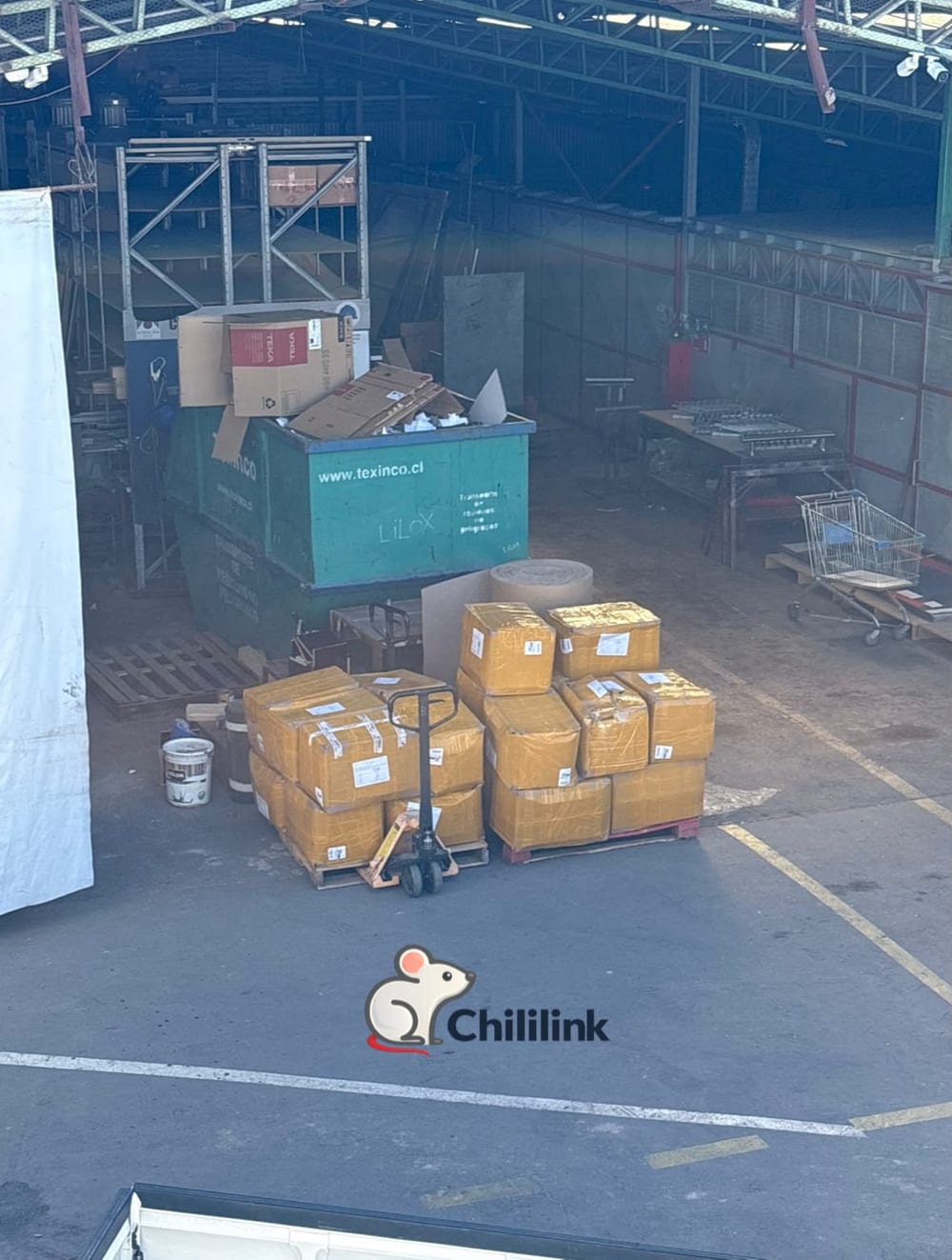 Pallets de cajas embaladas en la bodega, listos para despacho
