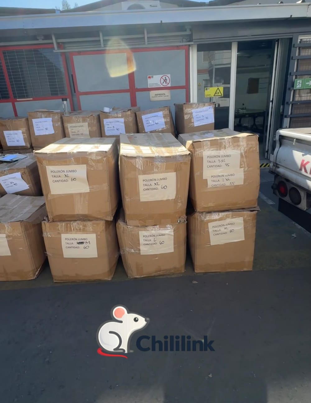 Cajas de polerones etiquetadas por talla y cantidad antes del retiro